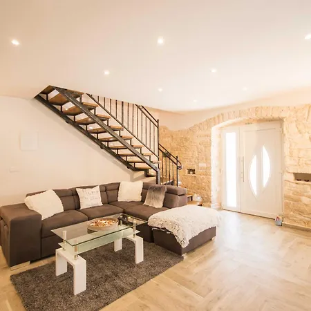 Milena, A Rustic Summer Haven With Pool, Pets Welcome! Дом отдыха Modrusani