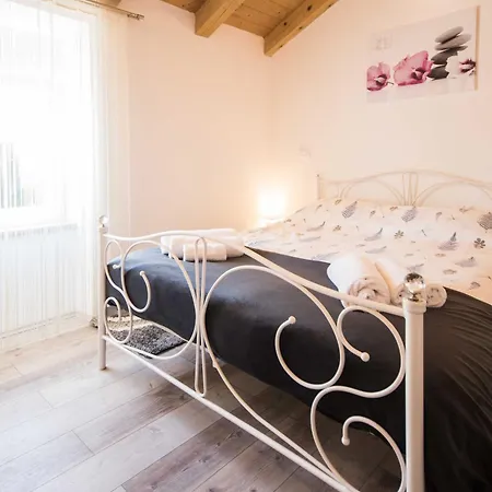 Milena, A Rustic Summer Haven With Pool, Pets Welcome! בית נופש Modrušani