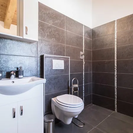 Milena, A Rustic Summer Haven With Pool, Pets Welcome! בית נופש Modrušani