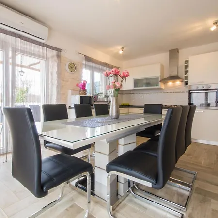 بيت للعطل Milena, A Rustic Summer Haven With Pool, Pets Welcome! *