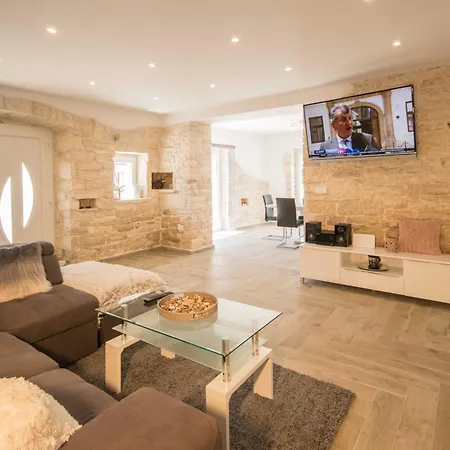 Milena, A Rustic Summer Haven With Pool, Pets Welcome! Дом отдыха Modrusani