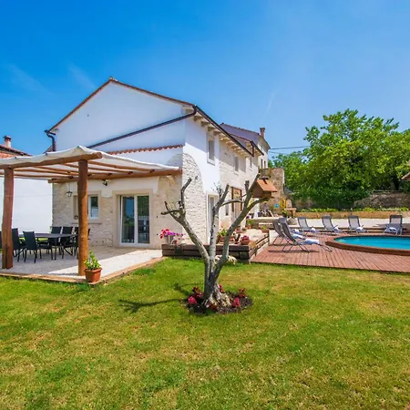 Дом отдыха Milena, A Rustic Summer Haven With Pool, Pets Welcome!