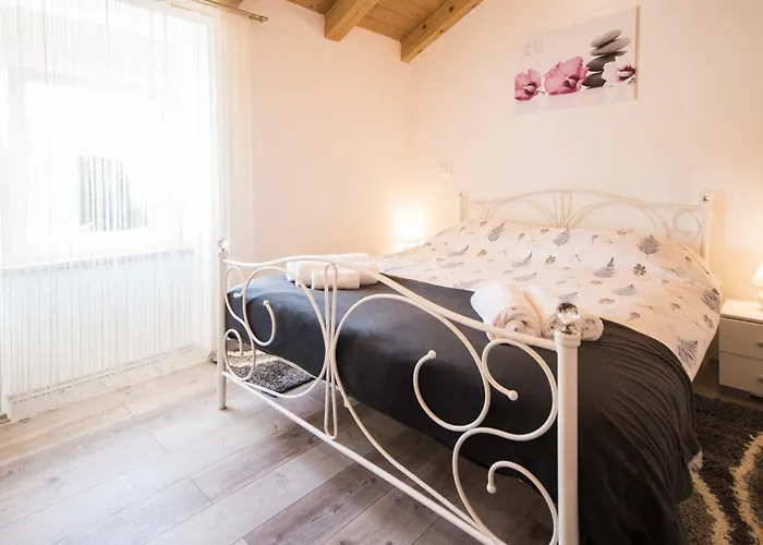 Milena, A Rustic Summer Haven With Pool, Pets Welcome! Casa vacanze Modrušani