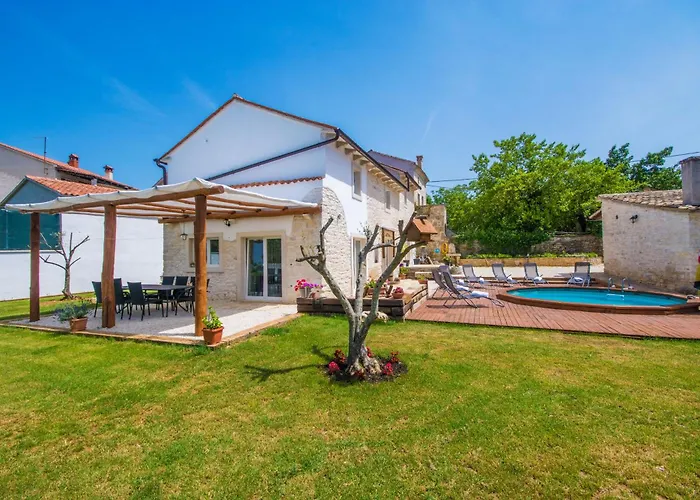 Casa vacanze Milena, A Rustic Summer Haven With Pool, Pets Welcome!