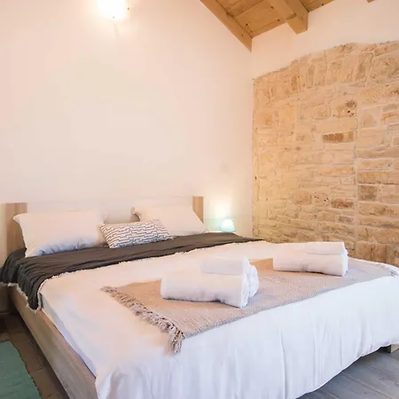Prázdninový dům Milena, A Rustic Summer Haven With Pool, Pets Welcome!