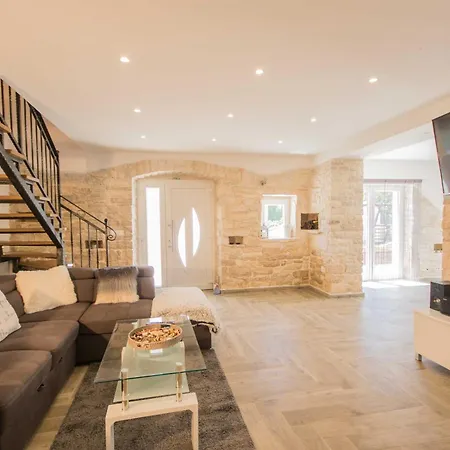 Milena, A Rustic Summer Haven With Pool, Pets Welcome! Prázdninový dům *